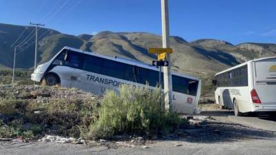 Algunos choferes estacionan los vehículos sin importar si obstruyen vialidades.