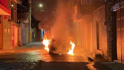 Delincuentes abandonaron un vehículo a un costado de la iglesia de Xonacatepec y otro más debajo del puente que colinda con la autopista Puebla-Orizaba, a los cuales les prendieron fuego