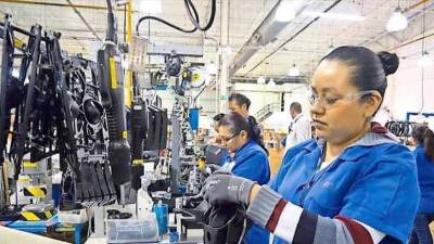 El comercio formal capta a los trabajadores que son reajustados en la industria maquiladora.