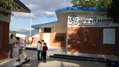 Estudiantes de la escuela primaria Ford 171 “Eloy Dewey Saavedra” T.M. realizó un ajuste en el horario de salida debido a las altas temperaturas.