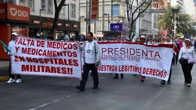 Hicieron entrega de un pliego petitorio que incluye, entre otros puntos, el mejoramiento de hospitales militares y el abasto de medicamentos.