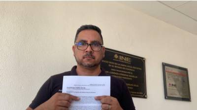 Miembros de Comunidad San Aelredo entregan la petición al Instituto Nacional Electoral.