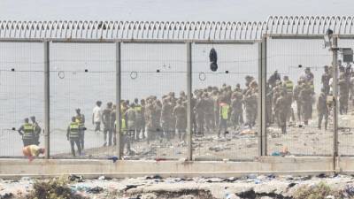 Migrantes intentan cruzar desde Marruecos al enclave español de Ceuta, en el norte de África, el 31 de julio de 2026. (AP Foto/Antonio Sempere)