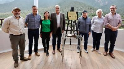 Chema Fraustro recibe escultura por su compromiso con la protección del patrimonio natural de Saltillo.