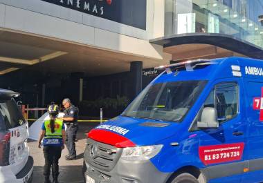 La Fiscalía de Nuevo León identificó como Yoalitzi, Lizbeth Juárez Cabrera y Roberto Eduardo Caballero a la pareja que murió ayer en las instalaciones del hotel Safi y el Metroplitan Center.