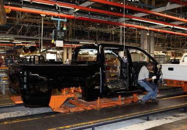 Pese a cumplir con el tratado comercial, las armadoras en México pagan aranceles de hasta 15% por componentes no estadounidenses, alterando las ventajas competitivas de las últimas tres décadas.