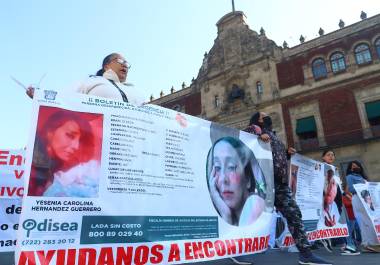 Familiares de personas desaparecidas protestaron el viernes en la CDMX, frente a Palacio Nacional.