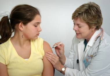 Personal médico aplica la vacuna contra el neumococo en clínicas del IMSS y hospitales públicos de Saltillo, como parte de la estrategia preventiva ante el aumento de casos de neumonía.