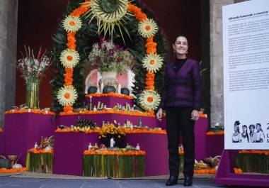 Ofrenda celebra a las mujeres que cuidaron la milpa, curaron con hierbas, contaron historias bajo la luna y defendieron su territorio y su lengua, señaló Claudia Sheinbaum.