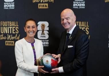 Claudia Sheinbaum Pardo, presidenta de México, posa con Gianni Infantino, presidente de la FIFA, durante el día de sorteo en qué se definirán los grupos de la contienda mundialista 2026.