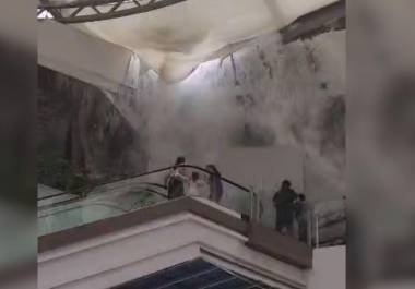 Las precipitaciones en el Área Metropolitana de Monterrey provocaron el colapso del techo de cristal en un centro comercial del municipio de San Pedro Garza García, Nuevo León.