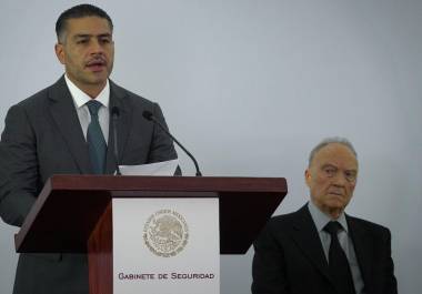 Alejandro Gertz Manero (d) y Omar García Harfuch (i) realizaron una conferencia a medios de comunicación en donde dieron a conocer los pormenores de las 29 extradiciones de narcotraficantes a los Estados Unidos.