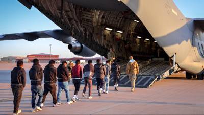 En las fotografías compartidas por la portavoz de la Casa Blanca se observa que las personas deportadas van atadas de pies y manos.