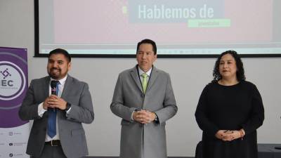 Juan Carlos Cisneros Ruiz (al centro), presidente de la Comisión de Organización del Proceso Electoral Judicial del IEC, explica las estrategias para reducir costos en la impresión de boletas.