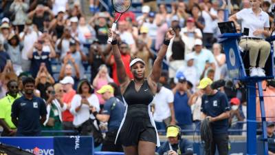 Serena Williams celebra después de derrotar a Nuria Parrizas-Diaz de España, durante el torneo de tenis National Bank Open en Toronto