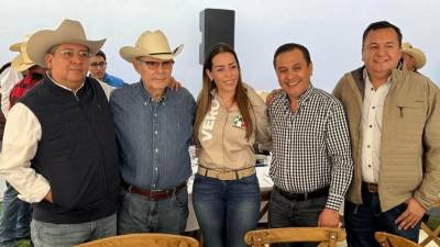 Carlos Robles Loustaunau, dirigente del PRI en Coahuila (segundo de izq. a der.), se reunió con los nuevos dirigentes de la CNC en La Laguna.