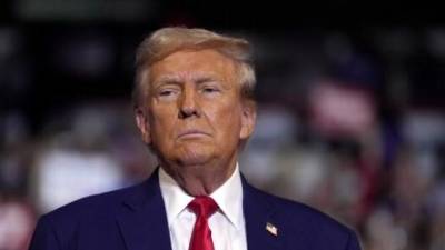 “Lo único que me importa cuando hablo de Irán es que no pueden tener un arma nuclear”, continuó Trump. “No pienso en la situación financiera de los estadounidenses. No pienso en nadie. Solo pienso en una cosa: no podemos permitir que Irán tenga un arma nuclear. Eso es todo”.