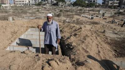 Un sepulturero hace una pausa mientras cava nuevas tumbas en un cementerio en Deir al-Balah, Franja de Gaza, el 2 de agosto de 2024.