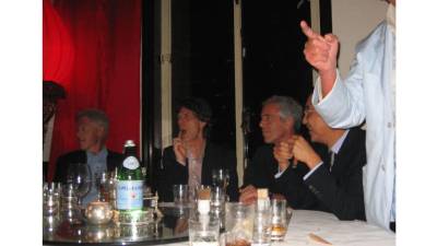 En una fotografía divulgada se observa a Epstein acompañado del expresidente Bill Clinton y el artista Mick Jagger.