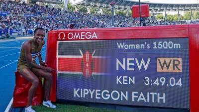 Kipyegon llegó a la meta en solo 3 horas 49 minutos y cuatro segundos.