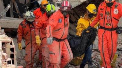 Los equipos de rescate mantienen jornadas ininterrumpidas entre los escombros, donde continúan las labores de búsqueda y recuperación de víctimas tras el terremoto.
