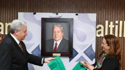 José María Fraustro Siller develó un cuadro con su imagen; será colcado en el muro de los exalcaldes de Saltillo