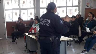 En la sesión participaron 60 padres y tutores, quienes fueron informados sobre la importancia de asumir su responsabilidad legal en el cuidado de sus hijos.