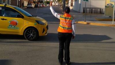 Operativo vial en el bulevar Independencia, uno de los puntos con mayor afluencia en Torreón en estas fechas.