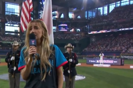 Ingrid Andress es fuertemente criticada en redes sociales tras ‘desentonar’ el himno nacional de Estados Unidos en el Home Run Derby.