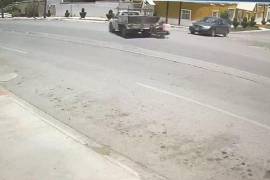 La motocicleta impactó la llanta trasera de la camioneta de SIMAS.