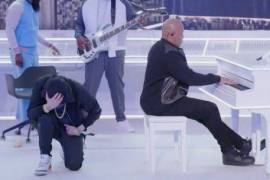 En el video se puede apreciar que Eminem puso una rodilla en el suelo en el espectáculo de Medio Tiempo del Super Bowl LVI, ésta sería la razón
