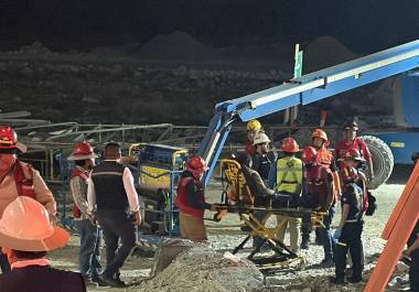 La caída de una estructura de una de las columnas de la Línea 4 del Metro dejó un saldo de cuatro trabajadores lesionados y la movilización de las puestos de auxilio, en la Colonia Obispado.