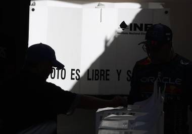 La firma puntualiza que estos escenarios que podrían comprometer las condiciones de la competencia electoral se presentan bajo un contexto electoral extenso, donde se renovarán 17 gubernaturas, congresos locales y ayuntamientos en casi todo el país.
