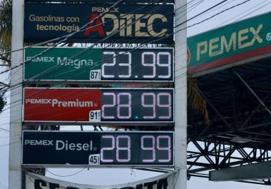 Ante el alza en los combustibles, el Gobierno Federal busca acuerdos con distribuidores para fijar precios máximos voluntarios y aumentar el estímulo fiscal.