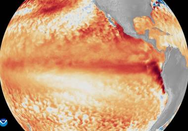 Fotografía satelital cedida por la NOAA que muestra la diferencia entre las temperaturas promedio de la superficie del mar en el ecuador del océano Pacífico tropical y la línea de referencia utilizada por el programa Coral Reef Watch, representada mediante diversas tonalidades de rojo y naranja para indicar temperaturas más cálidas.