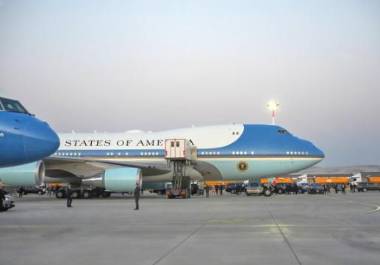 Camión de catering estacionado junto al Air Force One antes de la partida de Trump del aeropuerto internacional de Ankara, en Turquía, en julio de 2026.