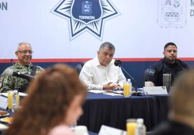 Eduardo Olmos Castro encabezó la vigésima reunión semanal de seguridad en representación del alcalde Román Alberto Cepeda González, donde se acordaron nuevas estrategias para prevenir delitos y atender problemas de adicciones en Torreón.