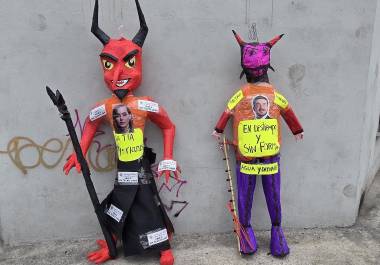 La piñada de MAriana Rodríguez portaba el mensaje “Tía Paty-rianis”, alusivo al reciente fraude.