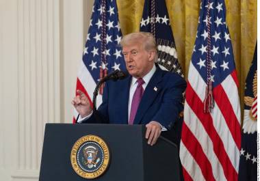 Las autoridades están reviviendo antiguos estándares de verificación y agregando nuevos requisitos que enfatizan la asimilación cultural y examinan con mayor agresividad a los solicitantes en busca de posturas “antiestadounidenses”.