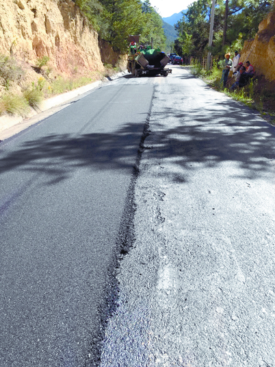 Tarde, pero recarpetean carretera ejidal de Arteaga