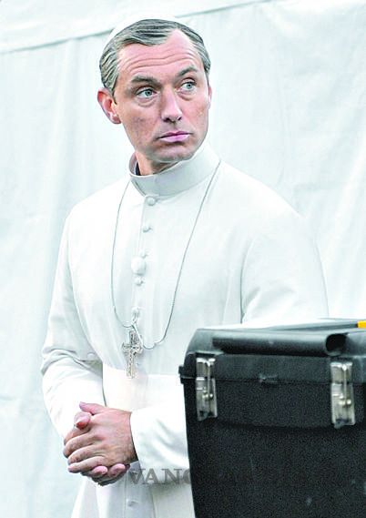 $!Jude Law: Interpretar al Papa, un desafío lleno de placer