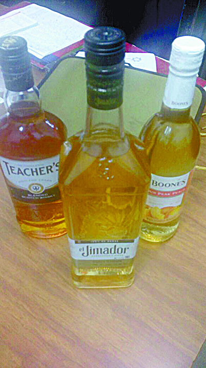 $!Detienen tras persecución a ladrones de licor en Arteaga