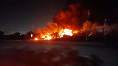 El incendio en el corralón, ubicado en El Carmen, Nuevo León, quedó controlado durante la madrugada de este jueves/FOTO: CORTESÍA