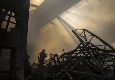 Equipos de rescate ucranianos trabajan en el lugar de un ataque con drones rusos contra almacenes cerca de Kiev, Ucrania, el 2 de septiembre de 2026, en medio de la invasión rusa.