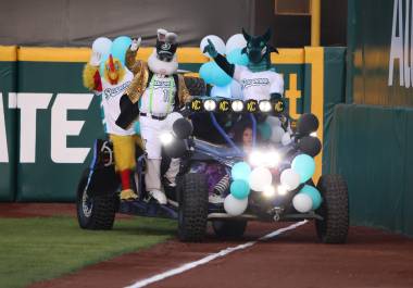 Kike, el Dragón y el Pollo coinciden: estar en el estadio Madero y compartir un momento con los niños es un recuerdo que dura toda la vida.