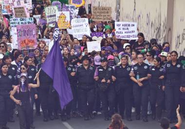 La presencia de elementos de policía durante la marcha del Día Internacional de la Mujer en Saltillo generó debate en redes sociales entre asistentes y colectivas participantes.