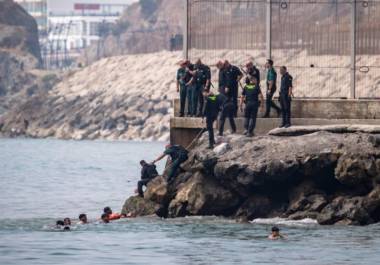 Las imágenes de decenas de miles de migrantes procedentes del África subsahariana intentando saltar vallas y nadar alrededor de los muelles para entrar en la ciudad española de Ceuta han despertado el temor en Europa a una nueva crisis migratoria.