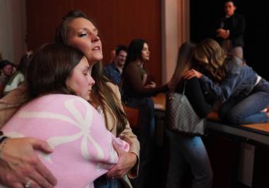 Angela Halili, de 29 años, a la derecha y presentadora del podcast cristiano “Girls Gone Bible” reza con una seguidora durante una presentación en vivo de su programa el 14 de noviembre de 2025, en Atlanta.