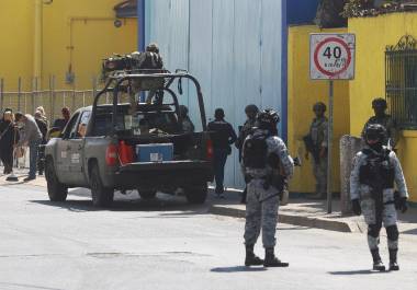 La misma carroza de la funeraria J. García López que recogió el cuerpo del “Mencho” en el Centro Pericial de la CDMX el sábado, apareció ayer en la funeraria custodiada en Guadalajara.