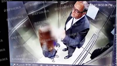 Un video obtenido por REFORMA muestra a dicho habitante accediendo al elevador con una mujer de unos 20 años.